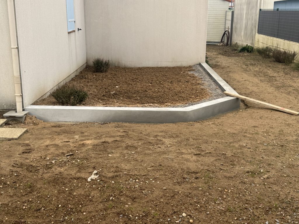 Peixoto Constructions- Entreprise de Maçonnerie, Pisciniste et Aménagement Extérieur à Notre-Dame-de-Monts Création d'un parterre pour plantation, aménagement extérieur